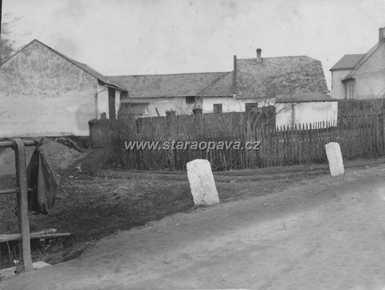 rolnicka (22).jpg - Rolnická 118 (dnes číslo 130) statek pana Josefa Suchánka, který dodnes stojí na fotografii z doby kolem roku 1930. Zleva: stodola, chlévy, obytný dům s kůlnou.
